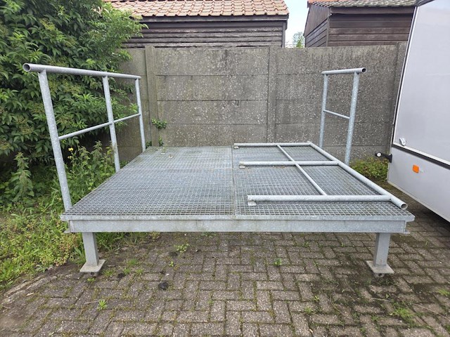 1 staal verzinkte buitentrap met platform - afbeelding 5 van  8