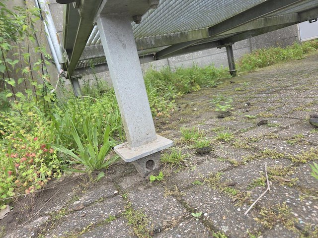 1 staal verzinkte buitentrap met platform - afbeelding 7 van  8