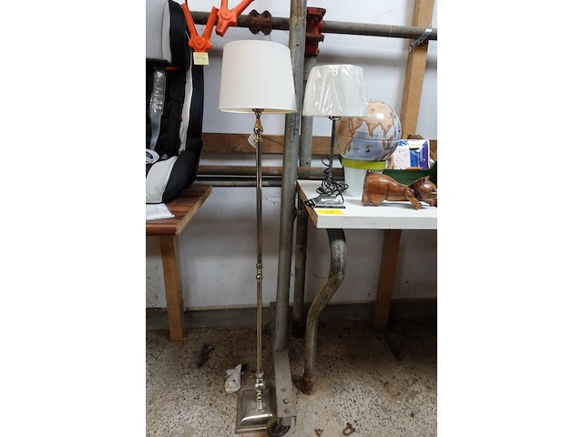 1 staande lamp en 1 tafellamp - afbeelding 1 van  4