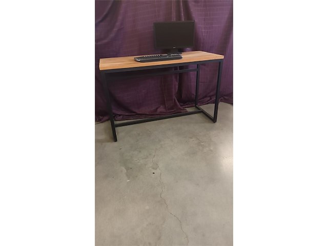1 teakhouten bureau met zwart ijzeren onderstel - afbeelding 1 van  2