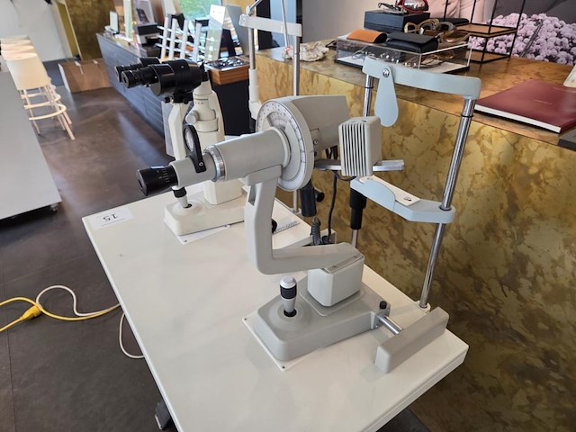 1 topcon spleetlamp + 1 keratometer op verrijdbare hoger-lager tafel - afbeelding 2 van  17