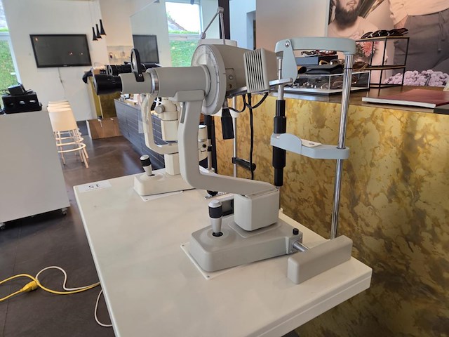 1 topcon spleetlamp + 1 keratometer op verrijdbare hoger-lager tafel - afbeelding 3 van  17
