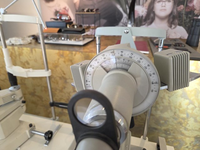 1 topcon spleetlamp + 1 keratometer op verrijdbare hoger-lager tafel - afbeelding 4 van  17