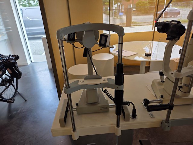 1 topcon spleetlamp + 1 keratometer op verrijdbare hoger-lager tafel - afbeelding 7 van  17