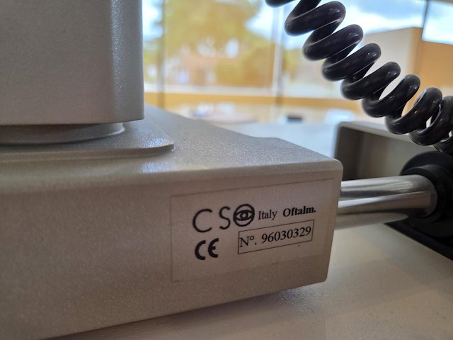1 topcon spleetlamp + 1 keratometer op verrijdbare hoger-lager tafel - afbeelding 9 van  17
