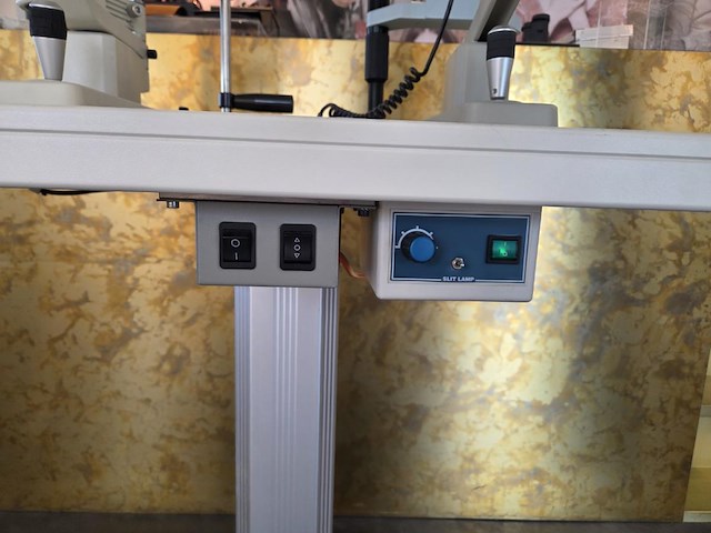 1 topcon spleetlamp + 1 keratometer op verrijdbare hoger-lager tafel - afbeelding 11 van  17