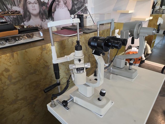 1 topcon spleetlamp + 1 keratometer op verrijdbare hoger-lager tafel - afbeelding 13 van  17