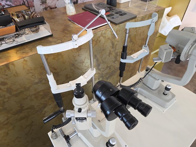 1 topcon spleetlamp + 1 keratometer op verrijdbare hoger-lager tafel - afbeelding 15 van  17