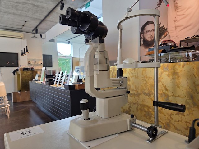 1 topcon spleetlamp + 1 keratometer op verrijdbare hoger-lager tafel - afbeelding 17 van  17