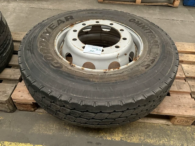 1 velg met band - afbeelding 1 van  4