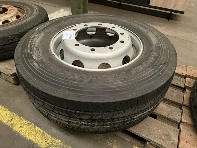 1 velg met band - afbeelding 1 van  4