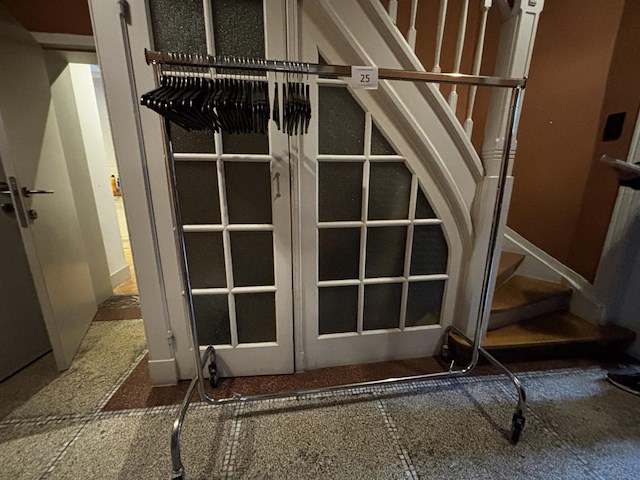 1 verrijdbaar kledingrek - afbeelding 1 van  2