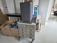 1 verrijdbare rvs materialenkast + metalen dossierkast - afbeelding 9 van  14