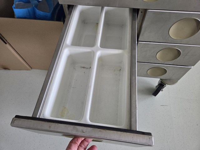 1 verrijdbare rvs materialenkast + metalen dossierkast - afbeelding 2 van  14