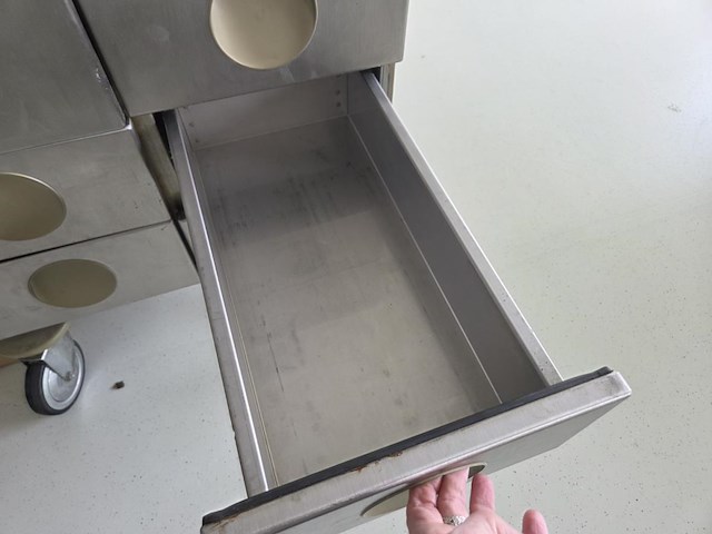 1 verrijdbare rvs materialenkast + metalen dossierkast - afbeelding 6 van  14