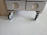 1 verrijdbare rvs materialenkast + metalen dossierkast - afbeelding 5 van  14
