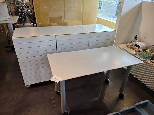1 verrijdbare tafel incl 3 verrijdbare ladekasten - afbeelding 1 van  8