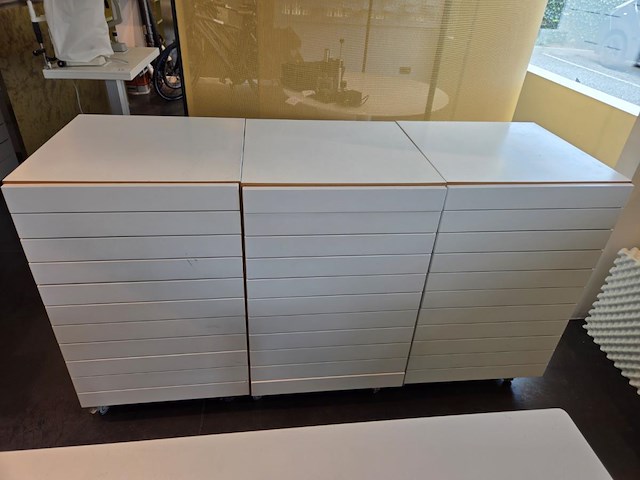 1 verrijdbare tafel incl 3 verrijdbare ladekasten - afbeelding 5 van  8