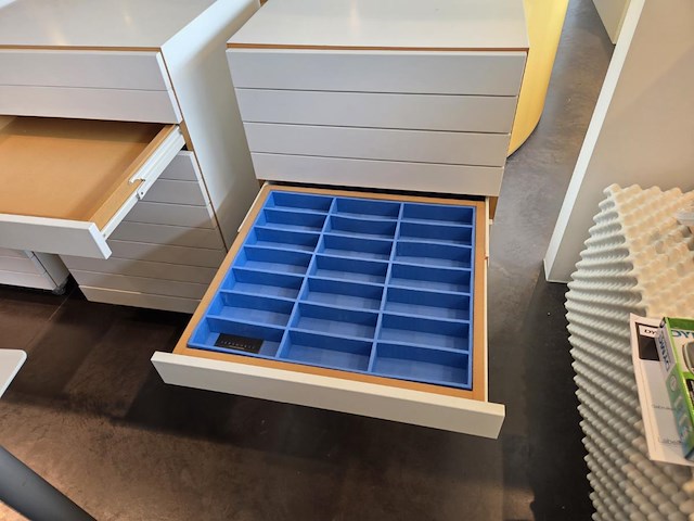 1 verrijdbare tafel incl 3 verrijdbare ladekasten - afbeelding 7 van  8