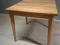 1 vierkante eetkamer tafel met conische poten - afbeelding 1 van  1