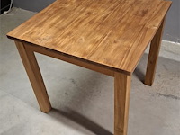 1 vierkante eetkamer tafel met rechte teakhouten poten - afbeelding 1 van  1