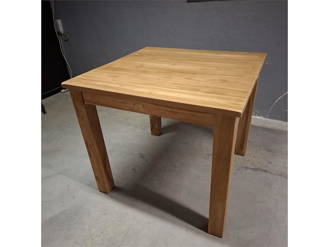 1 vierkante eetkamer tafel met rechte teakhouten poten - afbeelding 1 van  1
