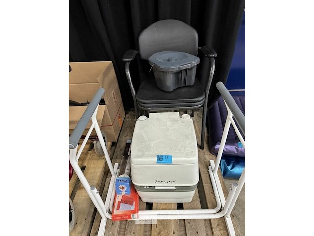 1 wc stoel + 1 chemisch toilet + veiligheidsleuning - afbeelding 1 van  4