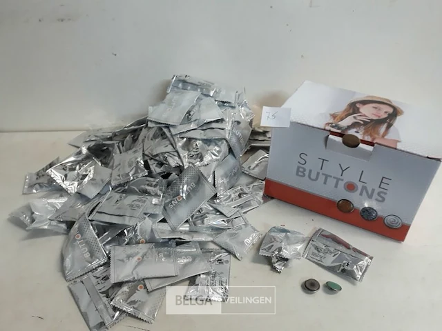 1 x display 200 stuks buttons diverse motieven - afbeelding 1 van  3