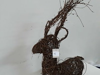 1 x hert zittend bruin met verlichting 55x55 cm - afbeelding 3 van  3