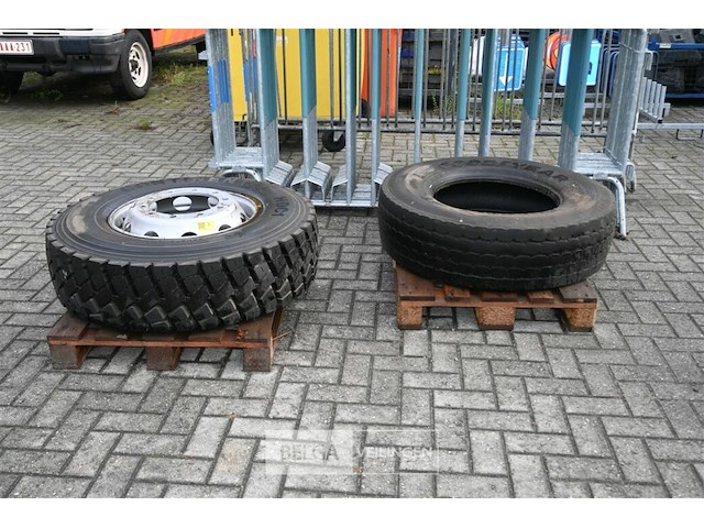 1 x vrachtwagenband + velg en 1 x vrachtwagenband - afbeelding 1 van  9