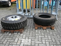 1 x vrachtwagenband + velg en 1 x vrachtwagenband