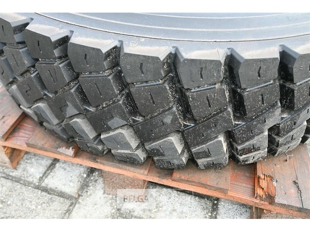 1 x vrachtwagenband + velg en 1 x vrachtwagenband - afbeelding 3 van  9