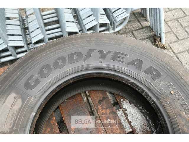 1 x vrachtwagenband + velg en 1 x vrachtwagenband - afbeelding 8 van  9