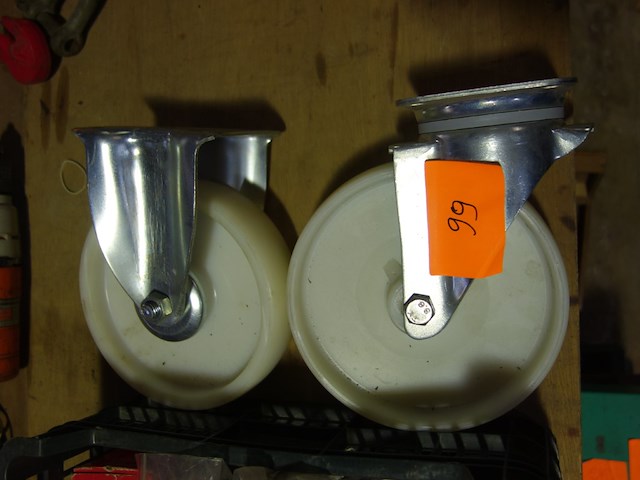 1 zwenkwiel en 1 vast wiel - afbeelding 1 van  1