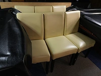 10 beige stoelen met zwarte poten