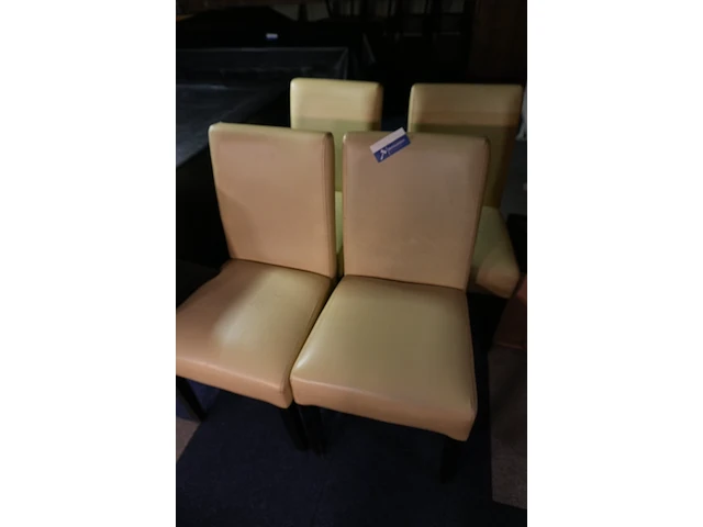 10 beige stoelen met zwarte poten - afbeelding 2 van  6