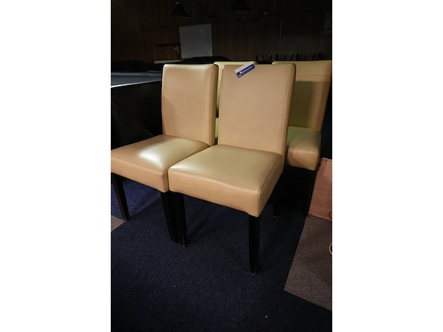 10 beige stoelen met zwarte poten - afbeelding 3 van  6