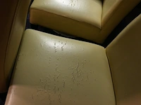 10 beige stoelen met zwarte poten - afbeelding 4 van  6