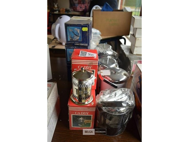 ±10 div ijsemmers en 4 theepotjes - afbeelding 1 van  4