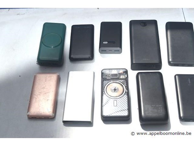 10 div powerbanks, zonder kabels, werking niet gekend - afbeelding 2 van  2