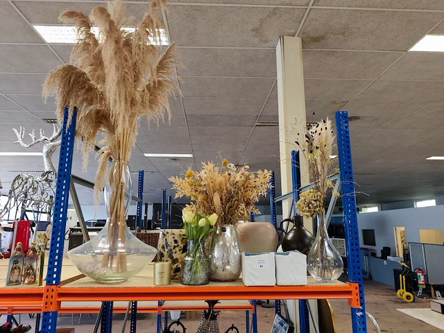 10 diverse vazen, sierbloemen inbegrepen - afbeelding 1 van  9