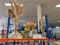 10 diverse vazen, sierbloemen inbegrepen