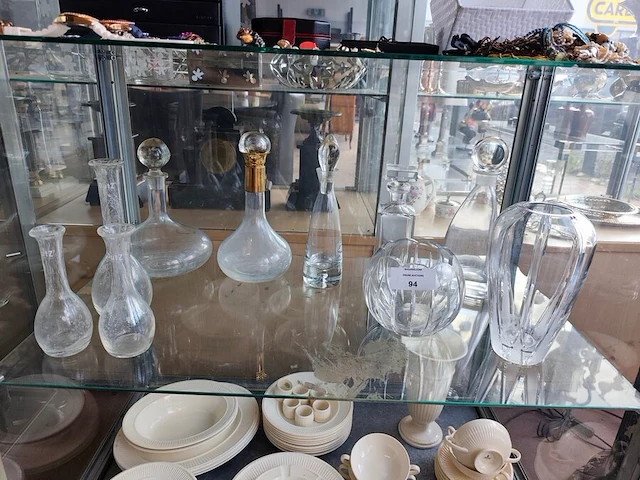10 diverse vintage glazen en kristallen karaffen en sierstukken - afbeelding 1 van  7
