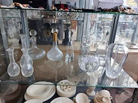 10 diverse vintage glazen en kristallen karaffen en sierstukken