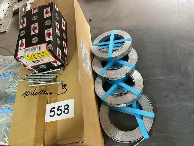 10 dozen schroeven en 4 rollen bandijzer - afbeelding 1 van  4