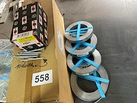 10 dozen schroeven en 4 rollen bandijzer