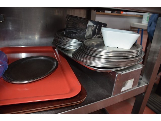 10 frietmandjes, inox rekje met 2 leggers , 6 mengkommen, 2 pvc bestek bakken, 4 pvc dienbladen, ca. 30 inox schalen, 10 menukaarten coca cola (2,4,5,9,14,15,22) - afbeelding 2 van  12