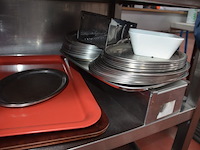 10 frietmandjes, inox rekje met 2 leggers , 6 mengkommen, 2 pvc bestek bakken, 4 pvc dienbladen, ca. 30 inox schalen, 10 menukaarten coca cola (2,4,5,9,14,15,22) - afbeelding 2 van  12