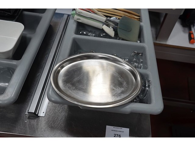 10 frietmandjes, inox rekje met 2 leggers , 6 mengkommen, 2 pvc bestek bakken, 4 pvc dienbladen, ca. 30 inox schalen, 10 menukaarten coca cola (2,4,5,9,14,15,22) - afbeelding 3 van  12
