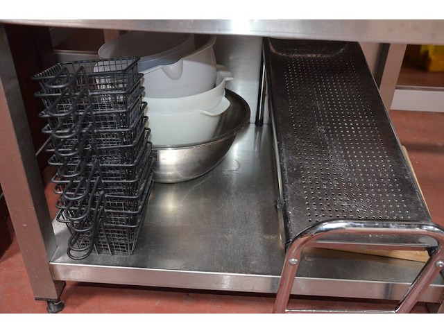 10 frietmandjes, inox rekje met 2 leggers , 6 mengkommen, 2 pvc bestek bakken, 4 pvc dienbladen, ca. 30 inox schalen, 10 menukaarten coca cola (2,4,5,9,14,15,22) - afbeelding 4 van  12